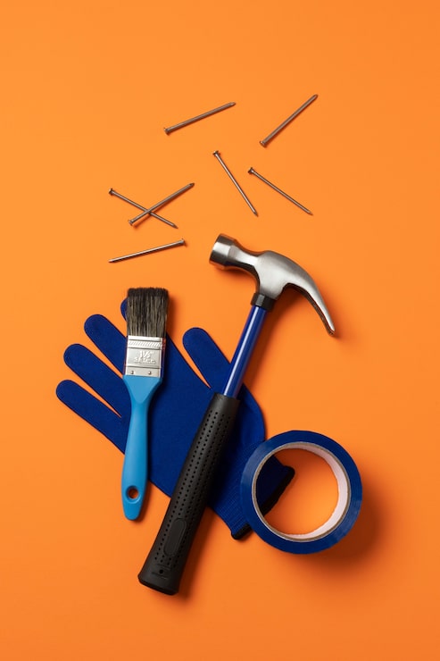 Foto gratuito vista superior de un martillo de acero con otros elementos de construcción y herramientas