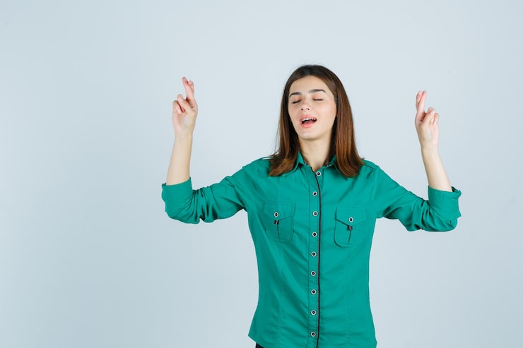 Photo Gratis wanita muda ekspresif berpose di studio