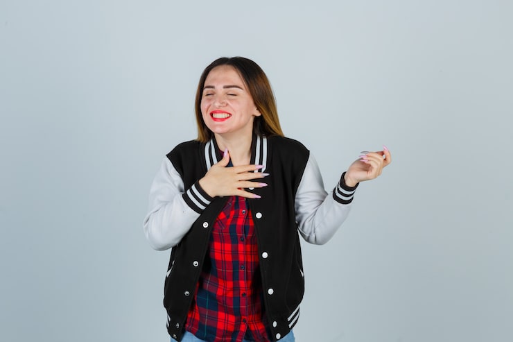 Photo Gratis wanita muda ekspresif berpose