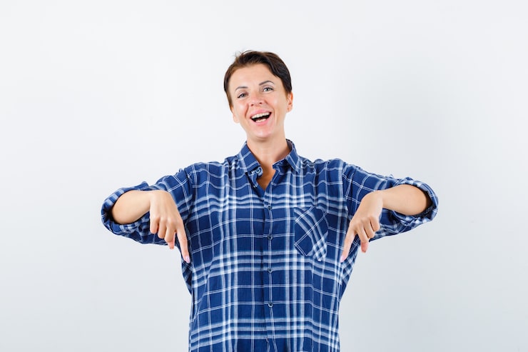 Photo Gratis wanita muda ekspresif berpose