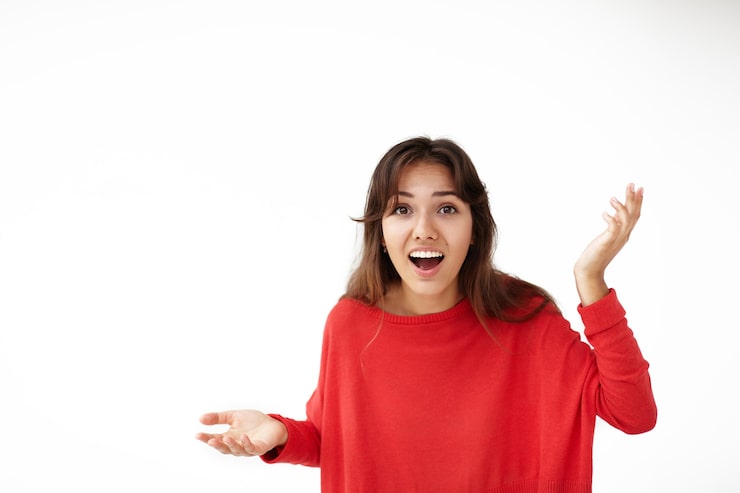 Photo Gratis wanita muda ekspresif berpose