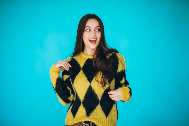 Photo Gratis wanita muda mengenakan sweter tebal
