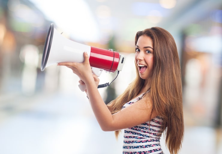 Photo Gratis wanita tersenyum dengan megafon