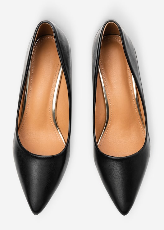 Foto gratuito zapatos de tacón negros de mujer moda formal