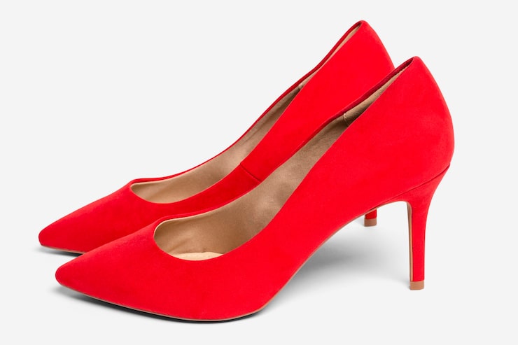 Foto gratuito zapatos de tacón rojo de mujer moda formal