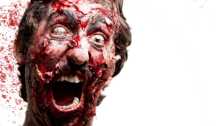 Foto gratuito zombi con sangre detrás