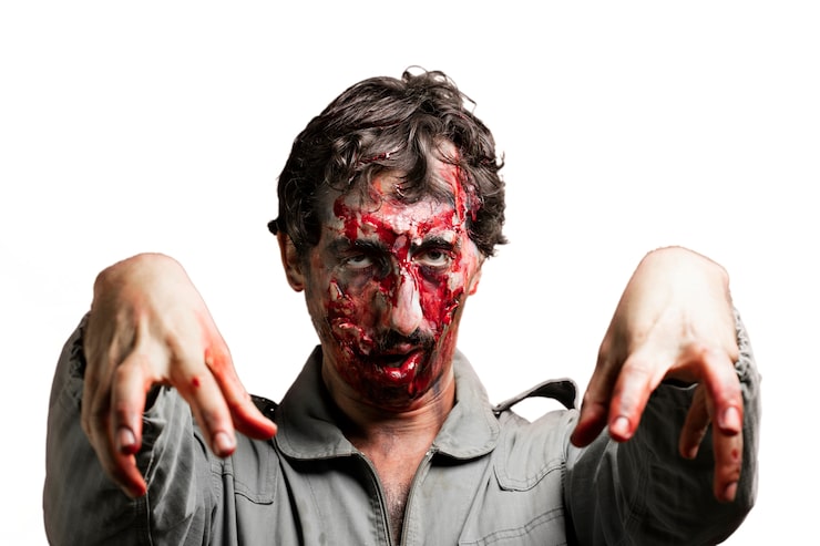 Foto gratuito zombie con los brazos levantados