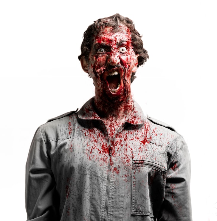 Foto gratuito zombie cubierto de sangre