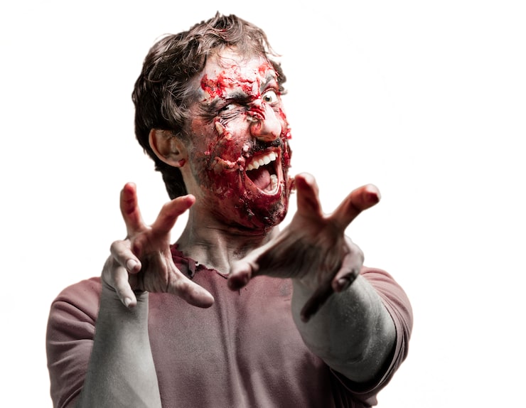 Foto gratuito zombie con las manos ensangrentadas