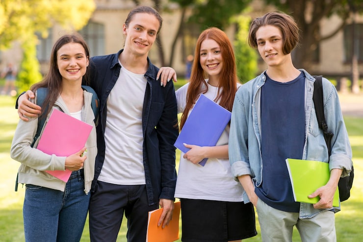 Foto gratuito adolescenti positivi che propongono insieme all'università