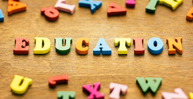 Foto gratuito alto angolo di lettere di ortografia istruzione