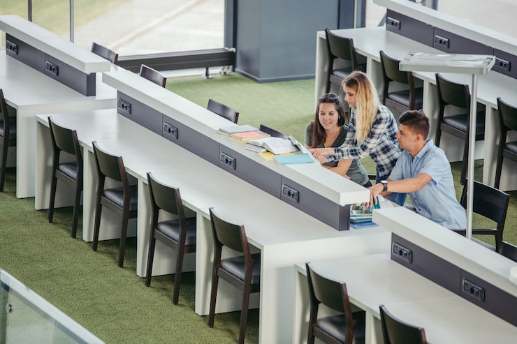 Foto gratuito amici al tavolo della biblioteca