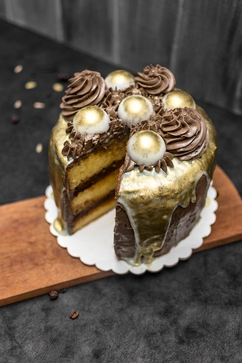 Foto gratuito angolo alto di torta su tavola di legno