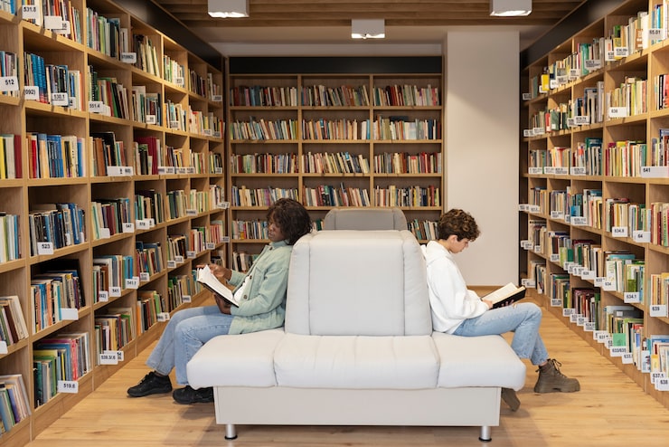 Foto gratuito apprendimento in gruppo in biblioteca