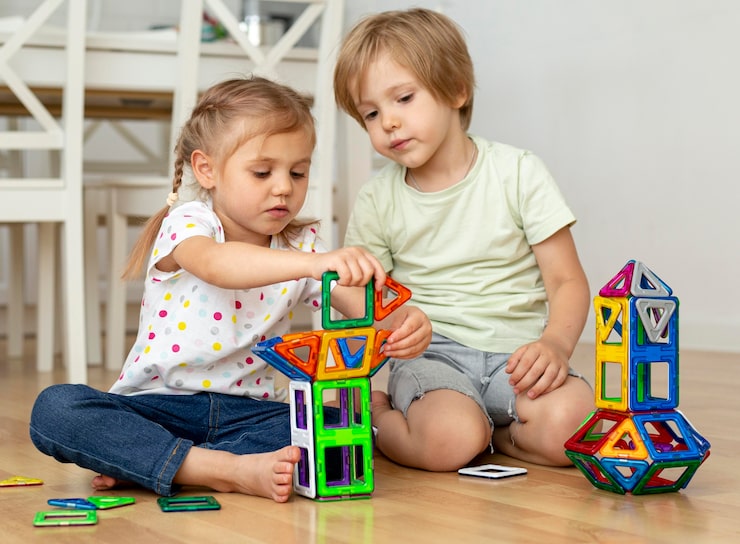 Foto gratuito bambini a casa che giocano con i giocattoli