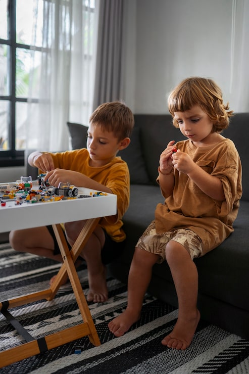 Foto gratuito bambini a figura intera che giocano con i giocattoli al chiuso