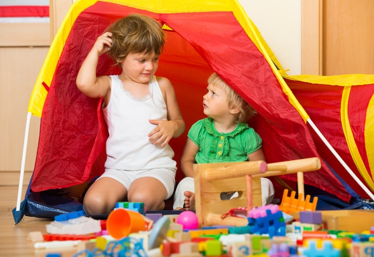 Foto gratuito bambini che giocano a casa