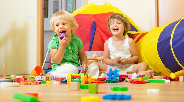 Foto gratuito bambini che giocano con i blocchi