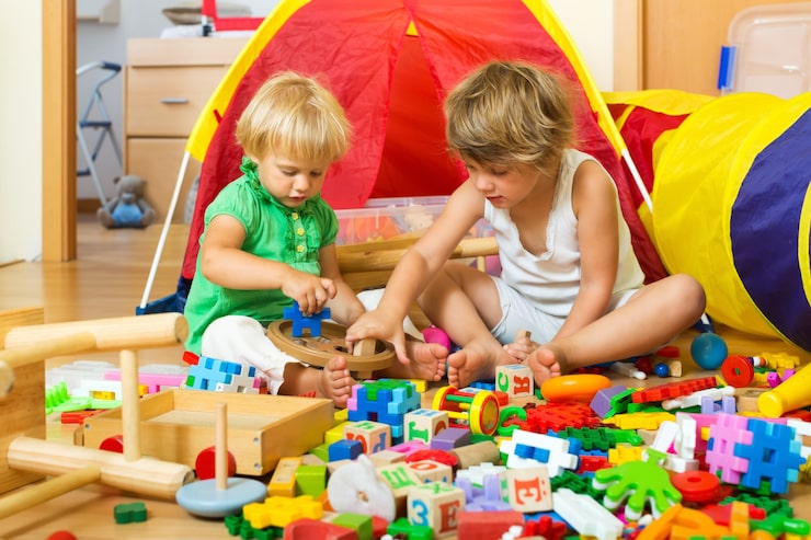 Foto gratuito bambini che giocano con i giocattoli