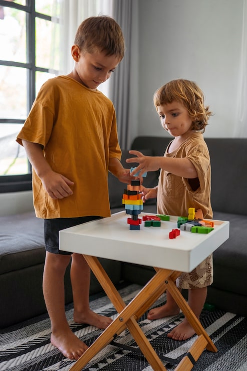 Foto gratuito bambini che giocano insieme a tutto campo