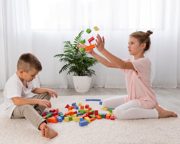 Foto gratuito bambini non binari che giocano insieme con un gioco educativo