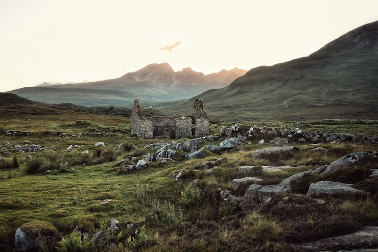 Foto gratuito bel campo roccioso con edifici distrutti