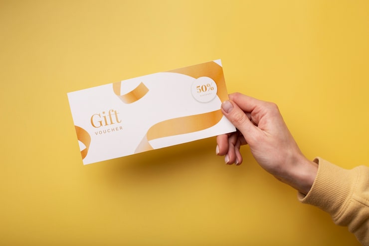 Foto gratuito bellissimo buono regalo con la mano