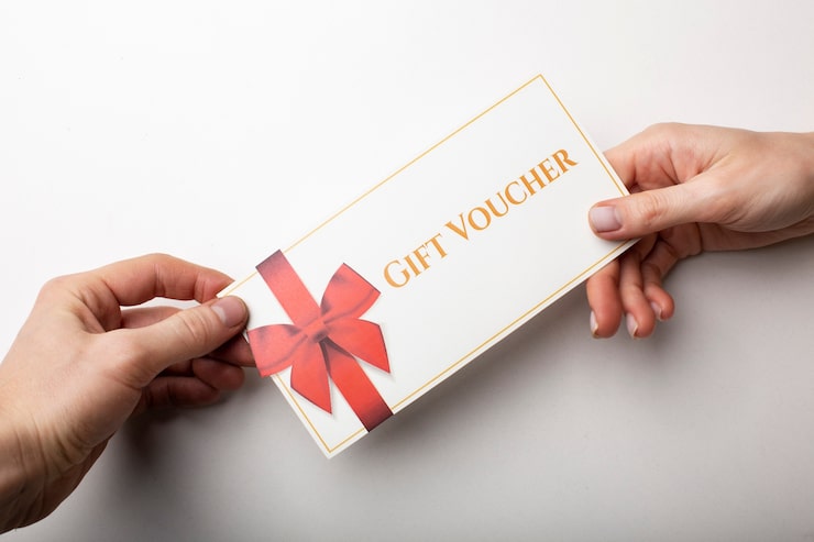 Foto gratuito bellissimo buono regalo con la mano
