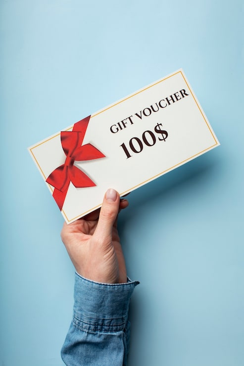 Foto gratuito bellissimo buono regalo con la mano