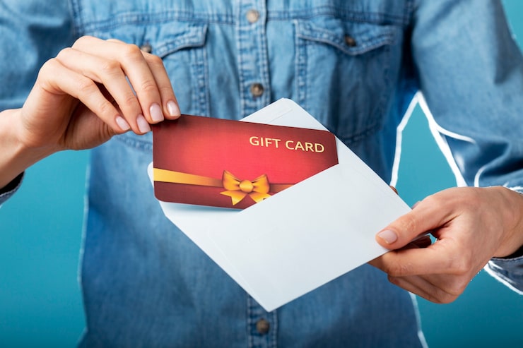Foto gratuito bellissimo buono regalo con la mano