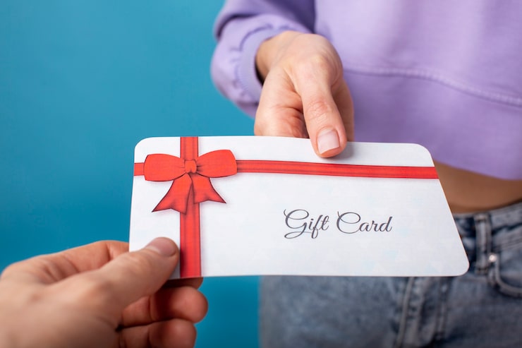 Foto gratuito bellissimo buono regalo con la mano