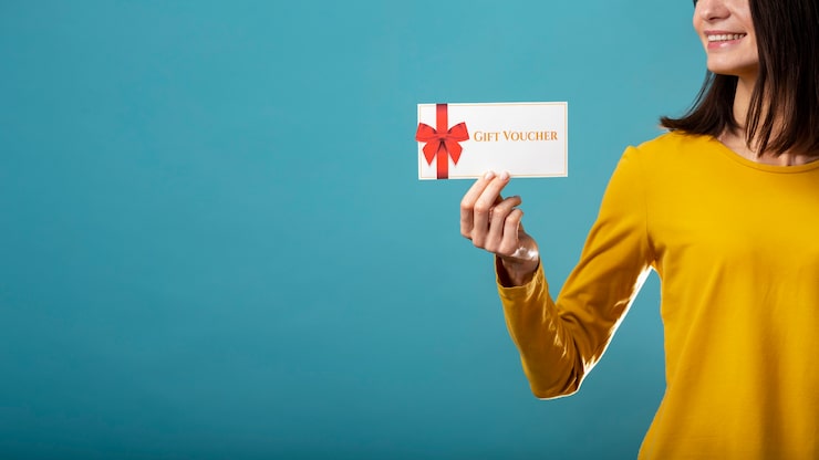 Foto gratuito bellissimo buono regalo con la mano