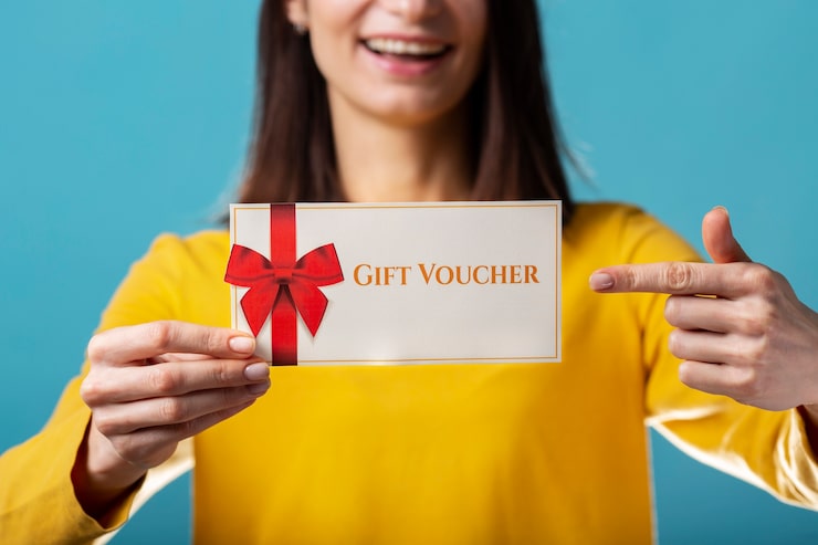 Foto gratuito bellissimo buono regalo con la mano