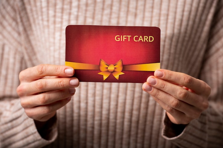 Foto gratuito bellissimo buono regalo con la mano