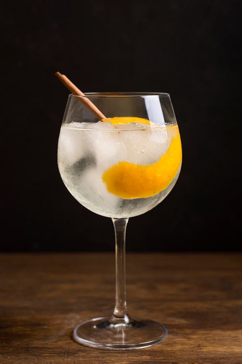 Foto gratuito bevanda aromatica del cocktail del primo piano pronta per essere servito