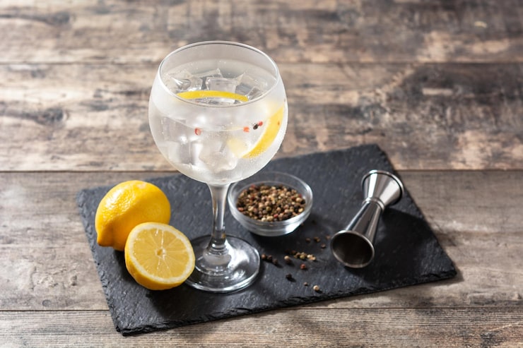 Foto gratuito bevanda del cocktail gin tonic in un bicchiere sul tavolo di legno