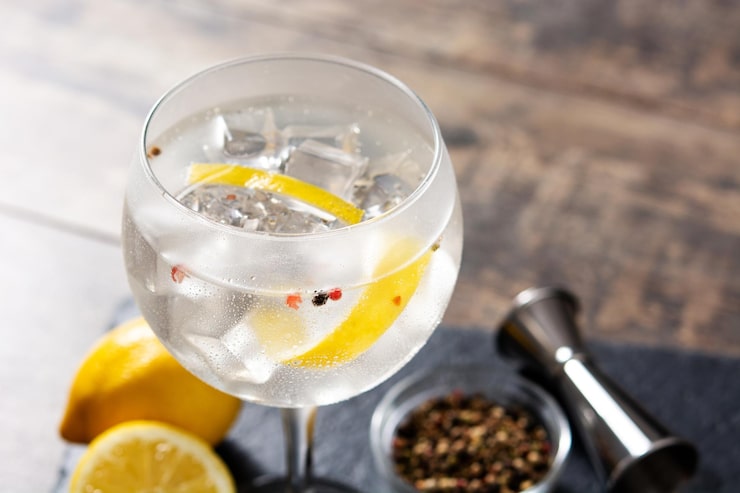 Foto gratuito bevanda del cocktail gin tonic in un bicchiere sul tavolo di legno