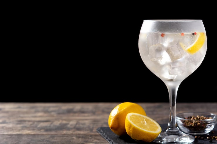 Foto gratuito bevanda del cocktail gin tonic in un bicchiere sul tavolo di legno