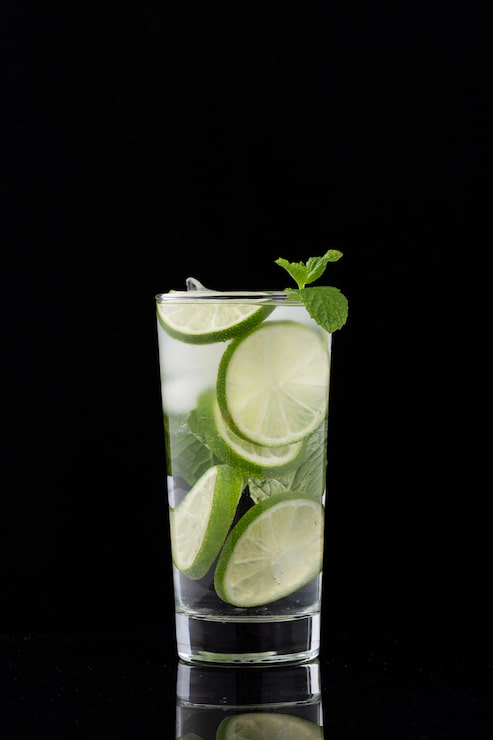 Foto gratuito bicchiere di acqua dolce al limone