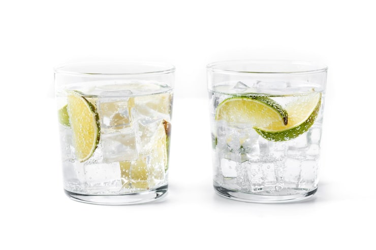 Foto gratuito bicchiere di cocktail vodka tonic isolato su sfondo bianco
