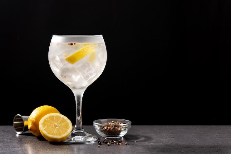 Foto gratuito bicchiere di gin tonic al limone