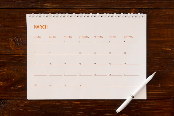 Foto gratuito calendario da tavolo piatto laici sul tavolo di legno