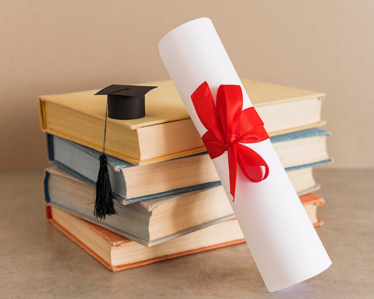 Foto gratuito certificato di diploma di istruzione con nastro rosso e fiocco