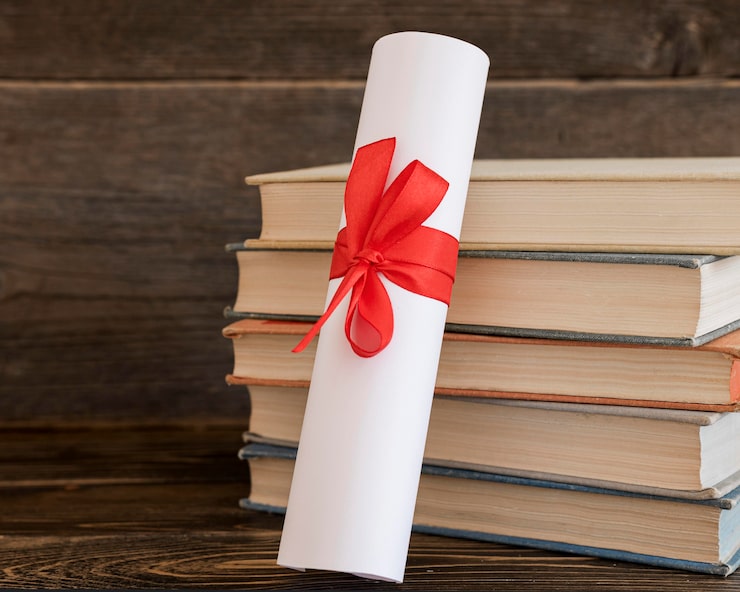 Foto gratuito certificato di diploma di istruzione e libri