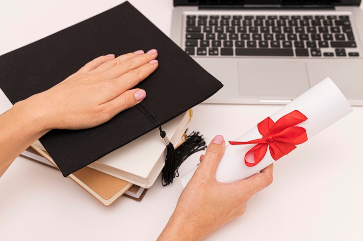 Foto gratuito certificato di diploma di laurea e cappello di laurea