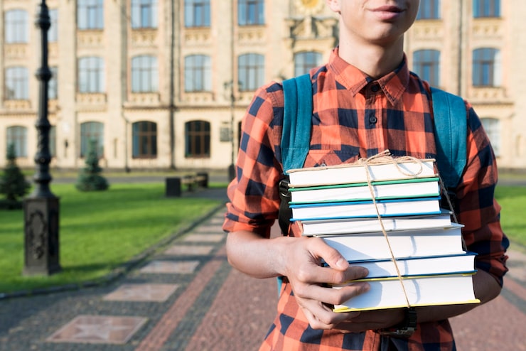 Foto gratuito chiuda in su dei libri della holding dell'adolescente