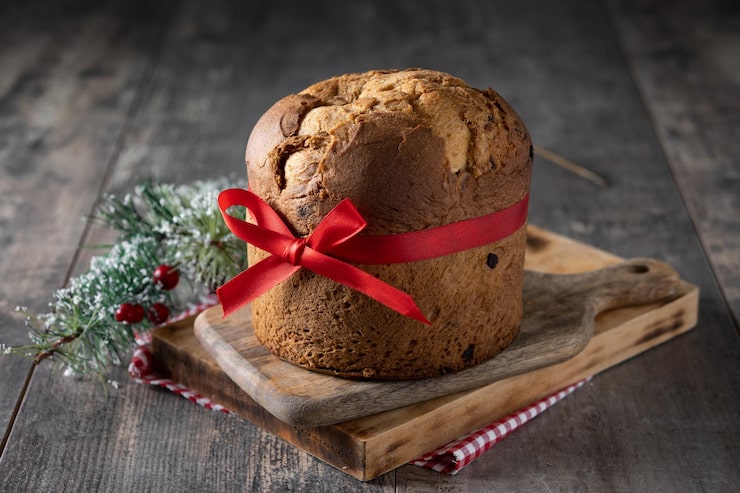 Foto gratuito chiuda in su del panettone tradizionale di natale sulla tavola di legno