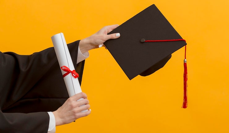 Foto gratuito chiudere le mani in possesso di diploma e berretto