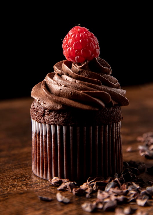 Foto gratuito close-up di deliziosi cupcakes al cioccolato con lampone