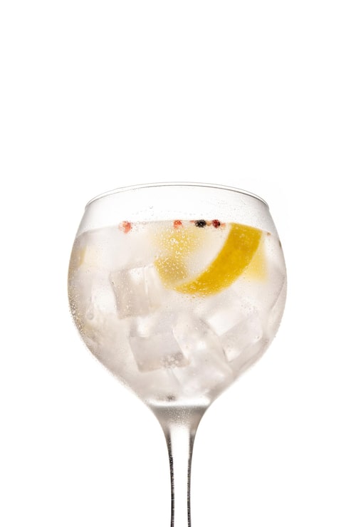 Foto gratuito cocktail classico gin tonic drink in un bicchiere isolato su sfondo bianco